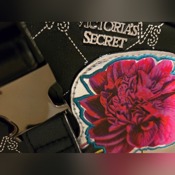 Victoria’s Secret Flower Fanny Pack Strap Belt Bag NWOT - Picture 3 of 6